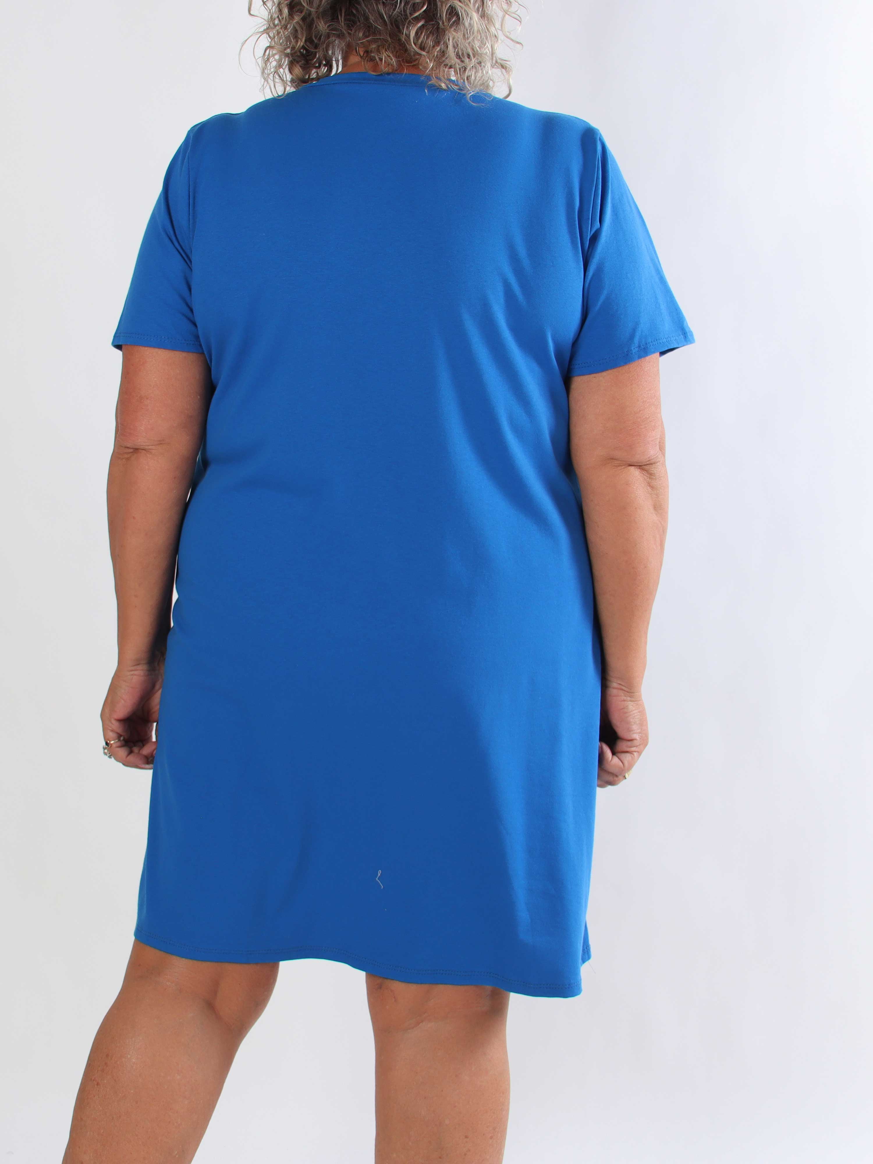 Meriam - Plus size t-shirtkjole med et cool, amerikansk inspireret print